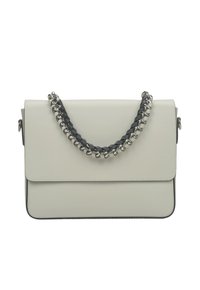 Obdélníková kabelka ze světle šedé kůže s plochým klopou, vybavená robustním řetězovým uchem s černými akcenty a stříbrnými kovovými komponenty.