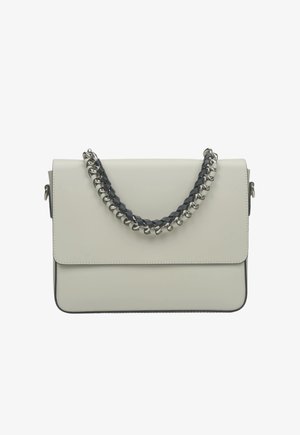 Rechthoekige handtas van lichtgrijs leer met een platte klep, heeft een chunky kettinghandvat met zwarte accenten en zilveren hardware.