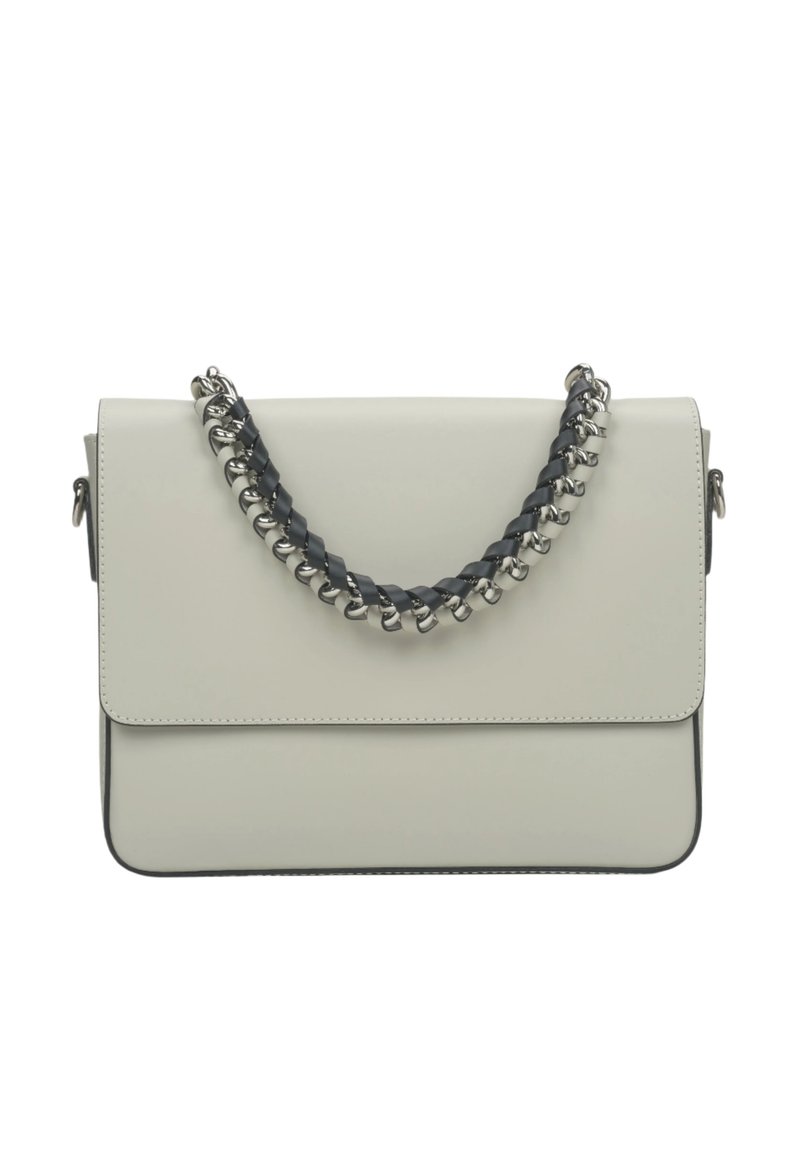 Obdélníková kabelka ze světle šedé kůže s plochým klopou, vybavená robustním řetězovým uchem s černými akcenty a stříbrnými kovovými komponenty.