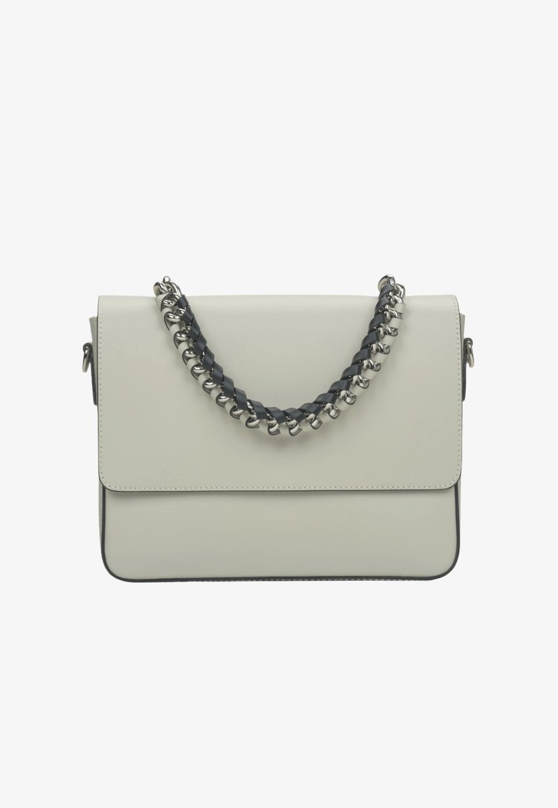 Obdélníková kabelka ze světle šedé kůže s plochým klopou, vybavená robustním řetězovým uchem s černými akcenty a stříbrnými kovovými komponenty.
