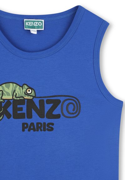 Débardeur bleu en coton doux. Présente un graphisme de caméléon vert et le mot "KENZO" en lettres noires en gras avec un design en spirale.