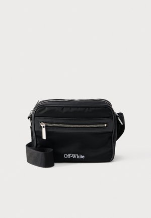 Musta ristiinkantolaukku, jossa on etutasku vetoketjulla ja valkoisella kirjailtu "Off-White"-logo, säädettävästä kankaasta valmistettu olkahihna.