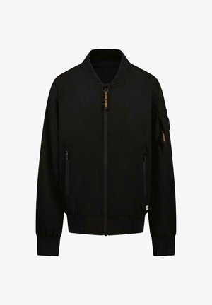 Zwarte bomberjack gemaakt van een zacht materiaal. Voorzien van een rits aan de voorkant, geribde kraag en twee ritssluiting zijzakken. Heeft een detail met een zak op de mouw.