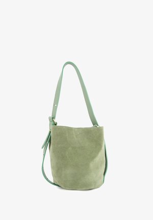 Grøn ruskinds bøttepose med en glat læderrem, der har et enkelt design og en blød tekstur. Detaljerne inkluderer guldfarvet hardware.