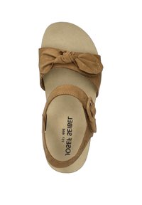 Bruine suède sandaal met een geknoopt bandontwerp, verstelbare gesp, zachte binnenzool en een platte zool. Bovenaanzicht toont de details duidelijk.