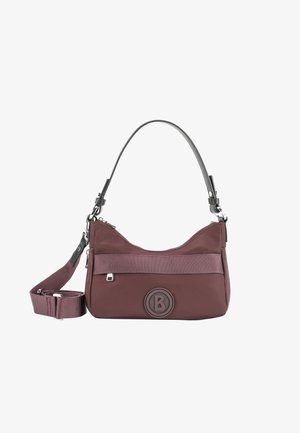 Bordeaux skuldertaske med en glat stofoverflade, en stribet accent, rund form og justerbar skulderrem med hardware detaljer.
