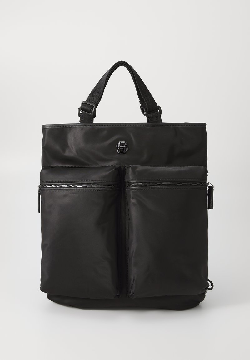 Borsa tote nera in nylon con due tasche frontali con zip, doppi manici superiori e un logo del marchio sul pannello frontale. Texture liscia.