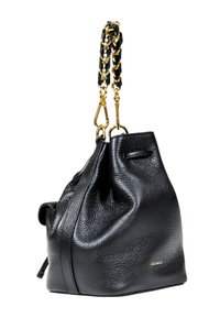 Borsa a secchiello in pelle nera con finitura testurizzata. Caratterizzata da una tracolla in catena dorata e dettagli con logo, con chiusura a cordoncino nella parte superiore.