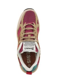 Joggingsko med rosa mesh-ovandel, beige mockaöverdrag, beige snören, vit vadderad krage och korktexturerad innersula märkt storlek 42.