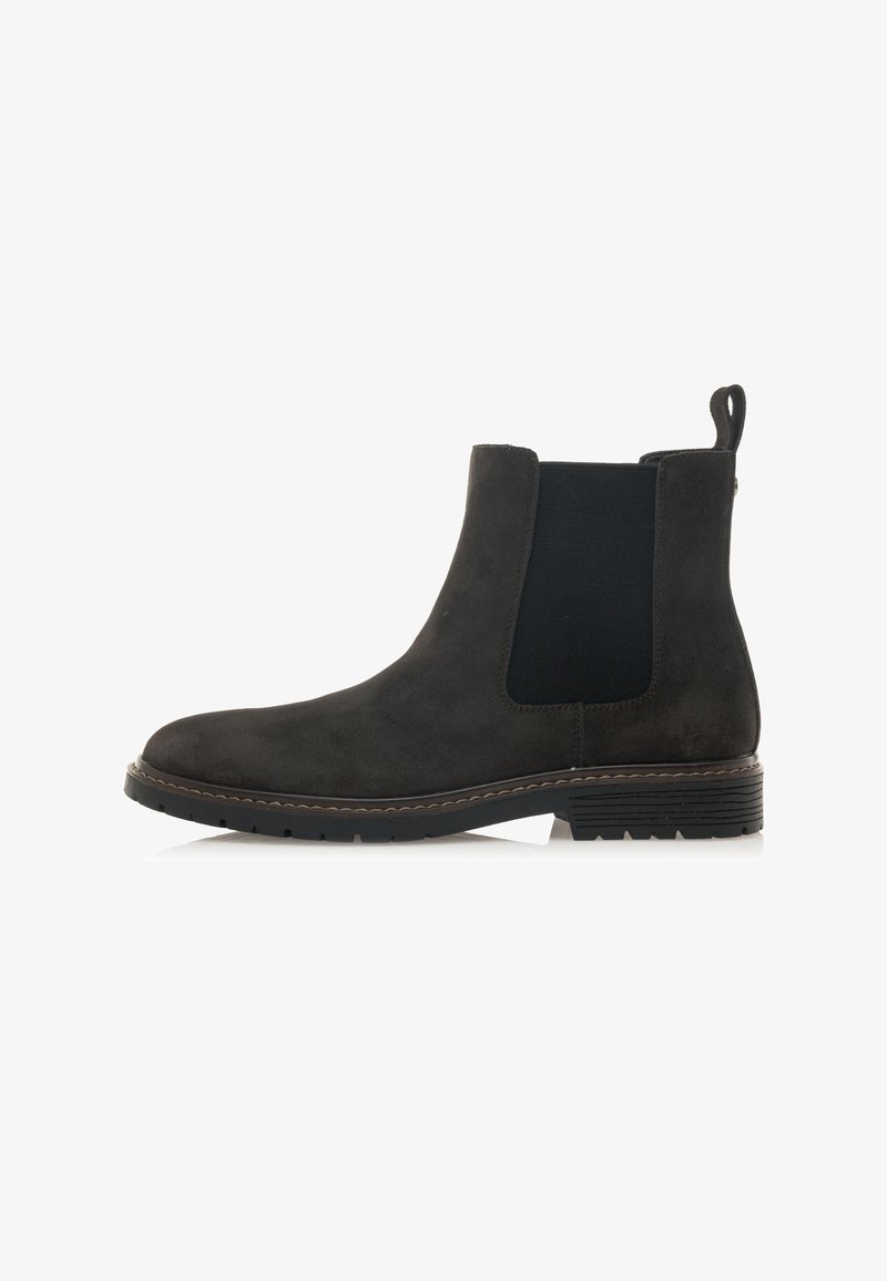 Botte de cheville en suede noir avec des panneaux élastiques sur les côtés, bout rond et languette. Dispose d'une semelle en caoutchouc durable avec un motif texturé pour une meilleure adhérence.