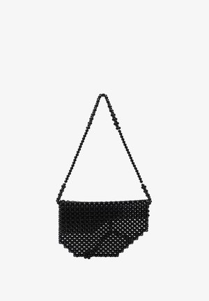 Sort perlekæde håndtaske med et geometrisk mønster, en perlekæde skulderrem og et semi-transparent design langs den nederste kant.