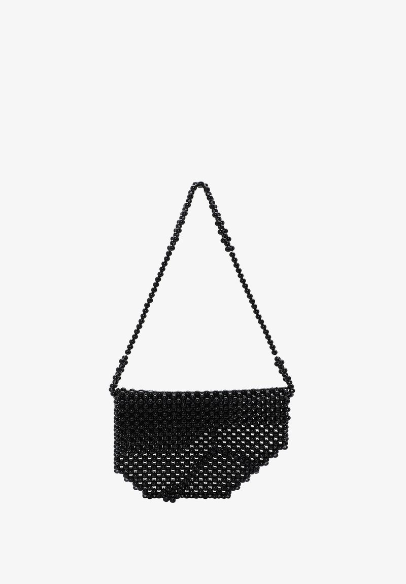 Svart pärlhandväska med geometriskt mönster, med en pärlrem och en halvgenomskinlig design längs den nedre kanten.