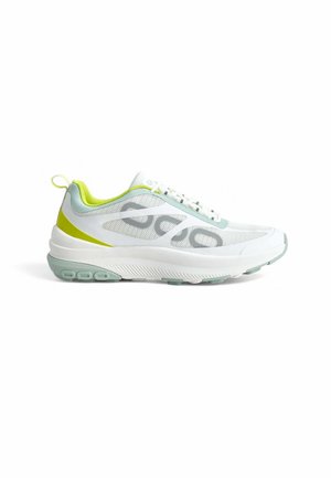 Weiße Mesh-Sneaker mit hellgrünen Akzenten, runder Form, strukturiertem Sohlenmaterial, dekorativem Logo und einer Zugschlaufe an der Ferse.