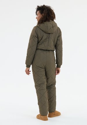 Olivgrön quiltad jumpsuit med huva, som har ribbade manschetter och en tight passform. Mjuk textur med ett diamantmönster genomgående.