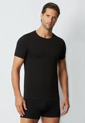 Sort bomulds t-shirt med rund hals og korte ærmer, tætsiddende design, glat tekstur, parret med sorte boxershorts.
