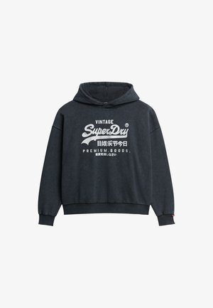 Donkergrijze hoodie met lange mouwen, een voorzak in kangoeroestijl en witte grafische tekst op de borst. Zacht materiaal met ribgebreide manchetten en zoom.