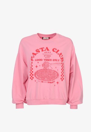 Roze sweatshirt met rode tekst "Pasta Club" en "Good Vibes Only", met een illustratie van een vork die spaghetti van een bord optilt.