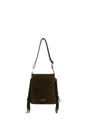 Sac à bandoulière en daim brun foncé avec des détails à franges sur les côtés et une bandoulière ajustable, avec un petit logo argenté près du centre en bas.