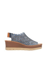 Sandales compensées en cuir bleu avec un motif découpé floral, plateforme marron et coutures orange le long du bord. Arrière ouvert pour un enfilage facile.