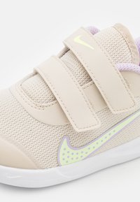 Nike Performance OMNI MULTI COURT UNISEX - Scarpe da corsa su strada - light orewood brown/barely volt/lilac bloom/light photo blue