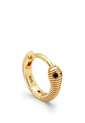 Anillo color oro con textura estriada, que presenta un diseño de serpiente con dos acentos de piedra negra. Material etiquetado como S925. Forma circular.
