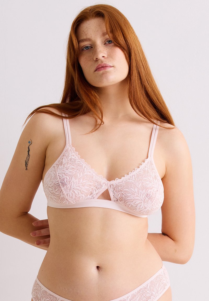 Roze kanten bralette met bloemenpatronen, verstelbare bandjes, keyhole ontwerp aan de voorkant, en een zachte stoftextuur voor comfort.
