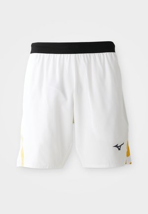 Shorts sportive albe cu un elastic negru la talie și accente galbene pe laterale, având un mic logo negru pe piciorul din dreapta față.