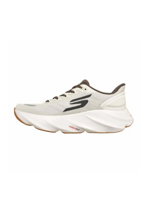 Zapatilla deportiva beige claro con una suela blanca gruesa y esculpida, cordones marrones y un logo "S" negro estilizado en el lateral.