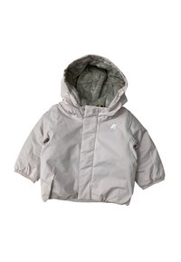 Lun lyserød jakke med hætte, elastiske manchetter og en blød grå inderforing. Har en lille hvid logo foran.