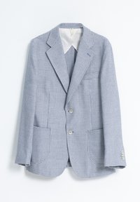 Blazer a cuadros en azul claro y blanco con solapa, dos botones y bolsillos; presenta una tela texturizada y un forro de color claro.