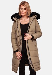 Manteau long en doudoune kaki avec une capuche en fausse fourrure noire, fermeture éclair à l'avant et poches latérales. Présente un motif matelassé horizontal et des poignets ajustables.