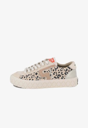 Low-top sneaker met beige zool, luipaardprint stof, tan leren accenten, witte veters en een rood label op de tong.