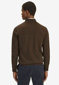 Brauner gestrickter Pullover mit hohem Kragen, gerippten Bündchen und Saum. Strukturierten Stoff, taillierte Passform und Rückenschulterdetails.