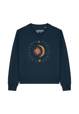 Marineblauwe sweatshirt met een oranje zon- en maanskunsontwerp, omringd door een groene bladerenkrans en kleine sterren.