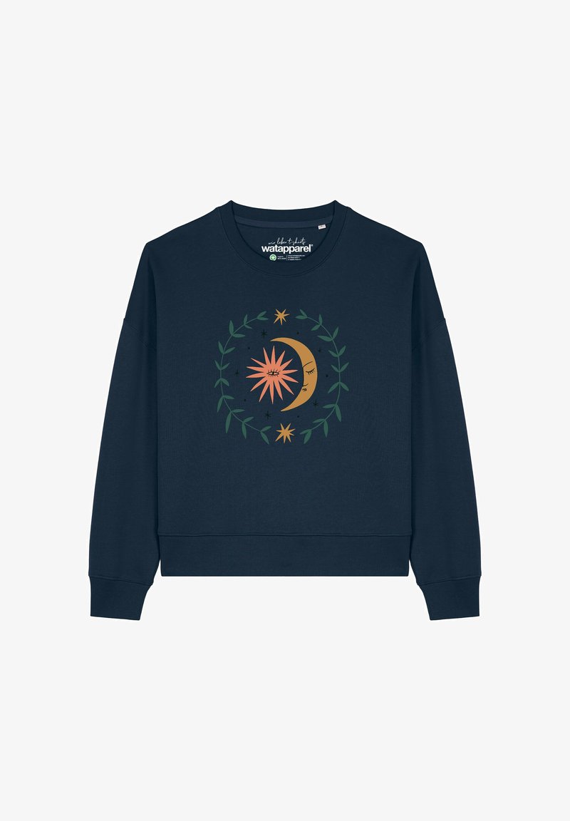 Sweatshirt bleu marine avec un design représentant un soleil orange et un visage de lune croissante, entouré d'une couronne feuillue verte et de petites étoiles.