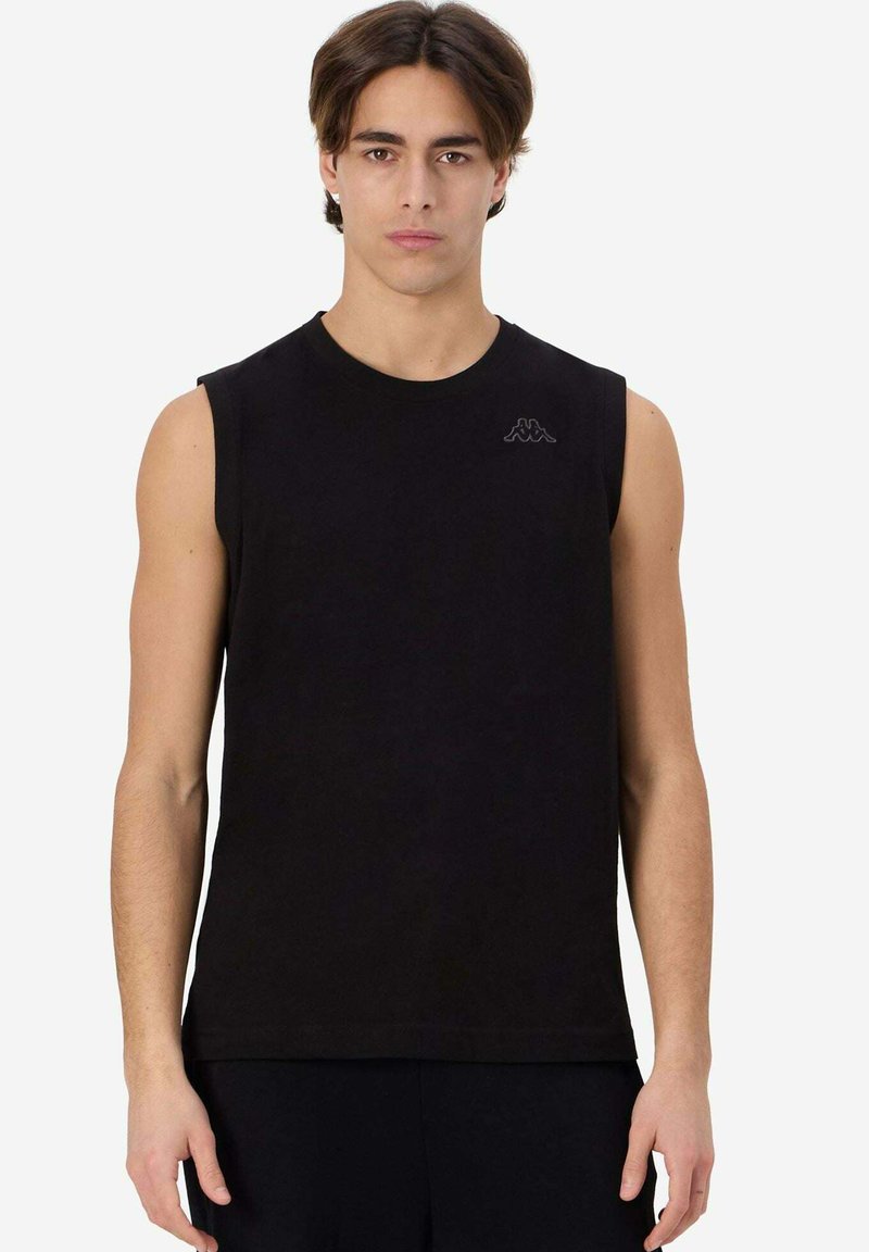 T-shirt en coton sans manches noire avec un col rond et le logo Kappa sur la poitrine gauche. Design simple avec une texture lisse.