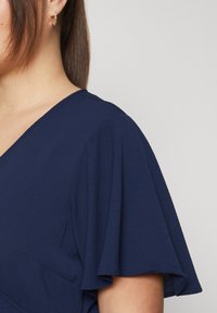 Vero Moda Curve VMCSAKI WRAP DRESS  - Päevakleit - navy blazer