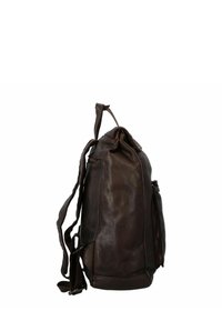 Zaino in pelle marrone con chiusura a coulisse, due tasche laterali e spallacci regolabili. Texture liscia e design minimalista.