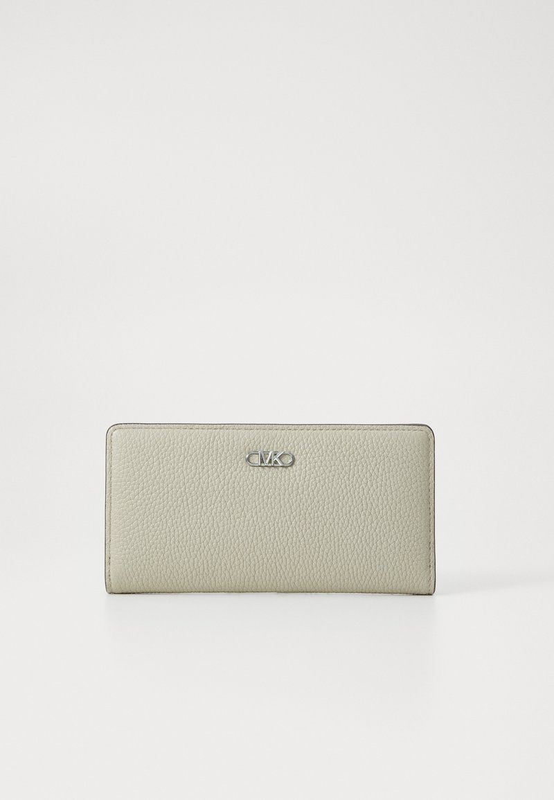 Portefeuille en cuir gris clair avec une finition texturée, arborant un accent logo argenté et une forme rectangulaire épurée. Design minimaliste sans embellissements supplémentaires.