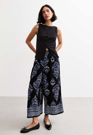 New Look ABSTRACT PRINT CROPPED - Trousers - black pattern
