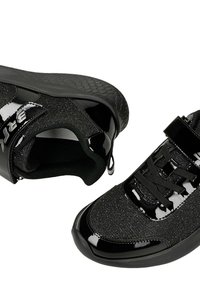 Czarne sneakersy dla dzieci z brokatowym materiałem, błyszczącymi patentowymi detalami, rzepem, sznurowadłami oraz gumowymi podeszwami z teksturowanym bieżnikiem.