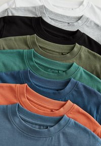 Set aus sieben kurzärmeligen T-Shirts in verschiedenen Farben: Weiß, Grau, Schwarz, Oliv, Petrol, Blau und Orange. Aus Baumwolle gefertigt, mit Rundhalsausschnitt.