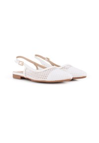 Zapatos slingback blancos con un diseño de malla, punta en forma de almendra y suela plana color tostado; cuentan con una correa en el tobillo con una hebilla dorada.