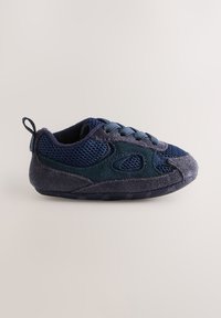 Scarpa per bambini in rete e camoscio blu navy con superficie texturizzata, punta tonda e chiusura con lacci. Presenta un pratico anello posteriore.