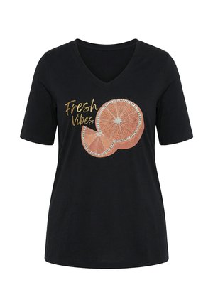 Schwarzes V-Ausschnitt T-Shirt mit kurzen Ärmeln, mit goldenem Text „Fresh Vibes“ und zwei aufgeschnittenen Orangen-Grafiken auf der Vorderseite.