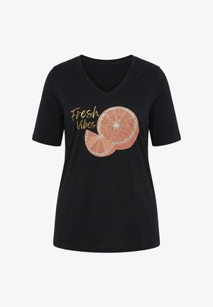 Schwarzes V-Ausschnitt T-Shirt mit kurzen Ärmeln, mit goldenem Text „Fresh Vibes“ und zwei aufgeschnittenen Orangen-Grafiken auf der Vorderseite.