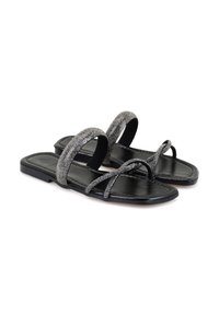 Sandales plates noires avec deux brides supérieures ornées d'accents argentés scintillants. Présente une semelle noire lisse et un design minimaliste.