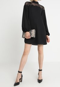 Fashion Union Vapaa-ajan mekko - black