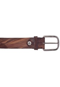 Bruine leren riem met een textuurafwerking, voorzien van een zilveren metalen gesp en een decoratieve sluiting die wordt benadrukt door een logo.