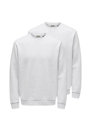 Due felpe girocollo di colore grigio chiaro semplice, maniche lunghe, polsini e orlo a coste, impilate una sull'altra con una leggermente dietro l'altra.